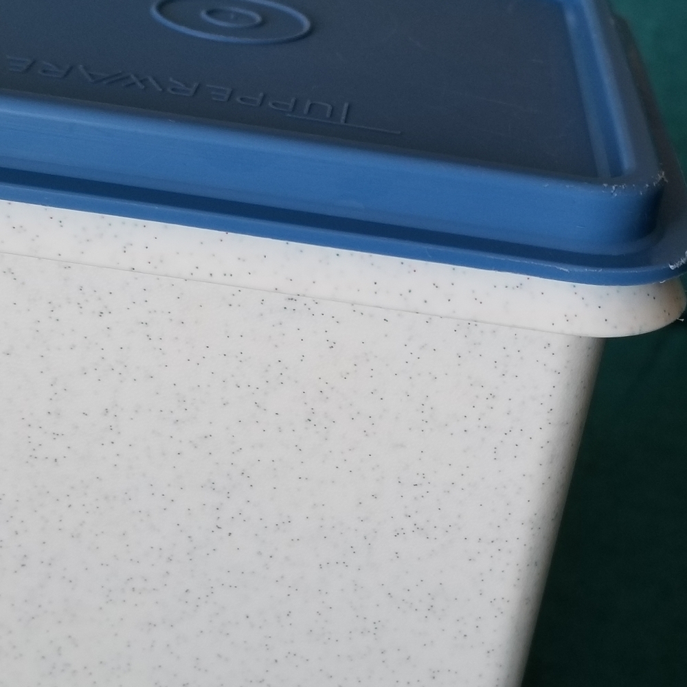 Tupperware Cracker Container 10" - Picture 3 of 10